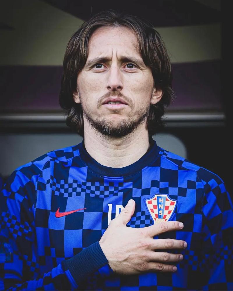 但考虑到布鲁诺、芒特、阿马德、姆贝乌莫和梅努等八名一线球员缺阵，鲁本·阿莫林此刻真的还有多少选择余地呢？