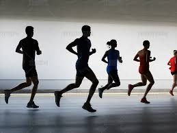 前锋远射破门，比分被重新点燃